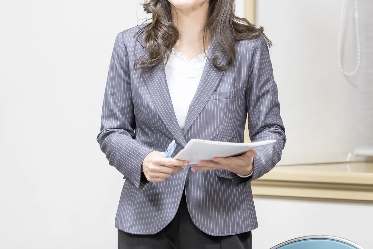 資料を提出する女性