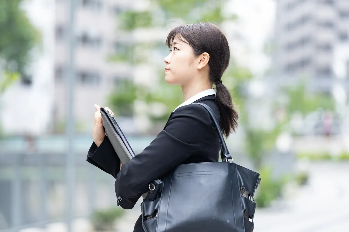 スーツの女性