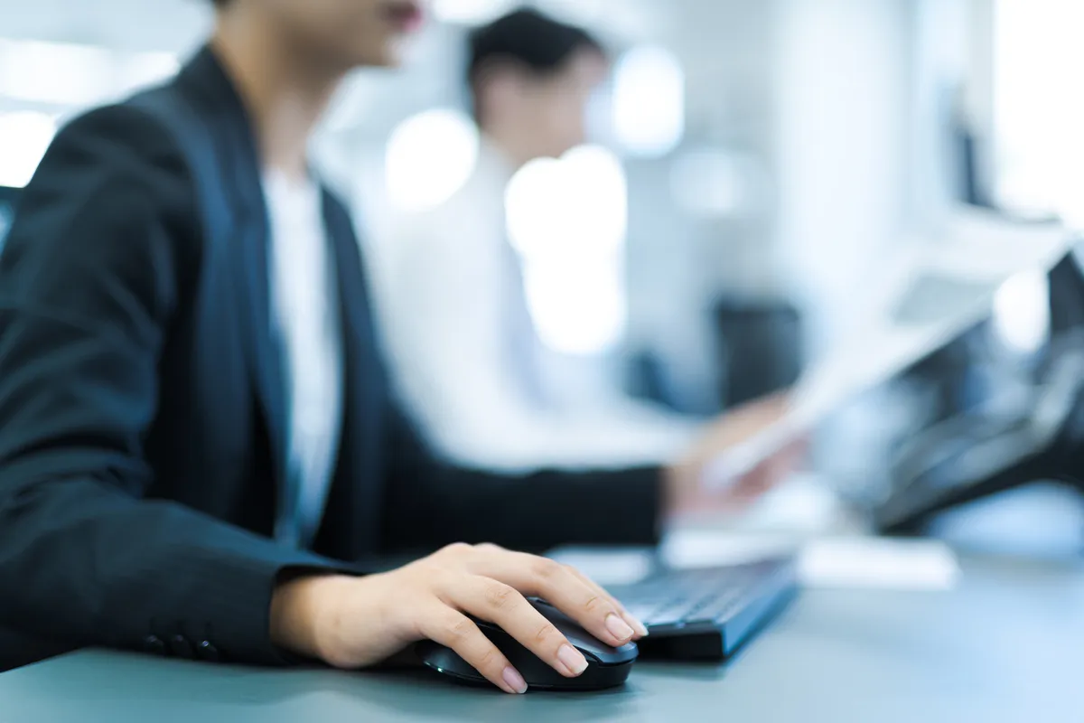 マウスを触る会社員