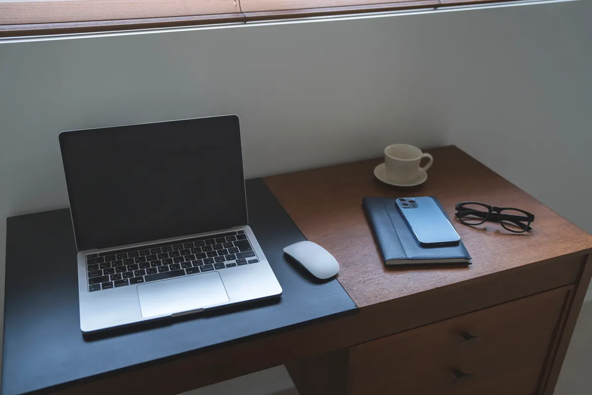 ノートパソコンが置かれたデスク