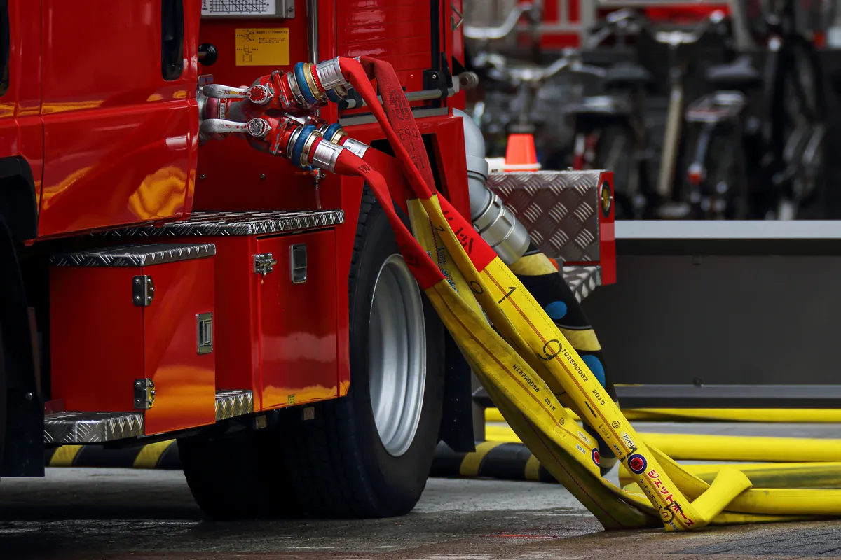 消防車と放水ホース