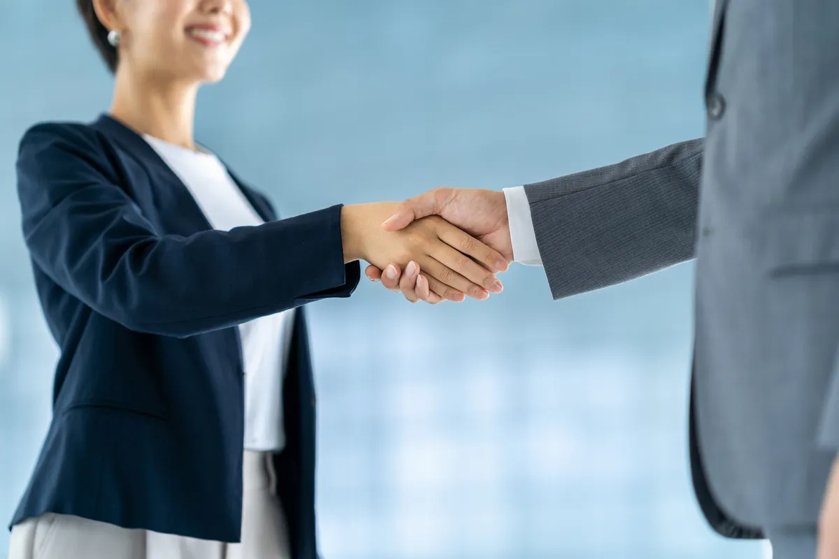 握手をするビジネスパーソン